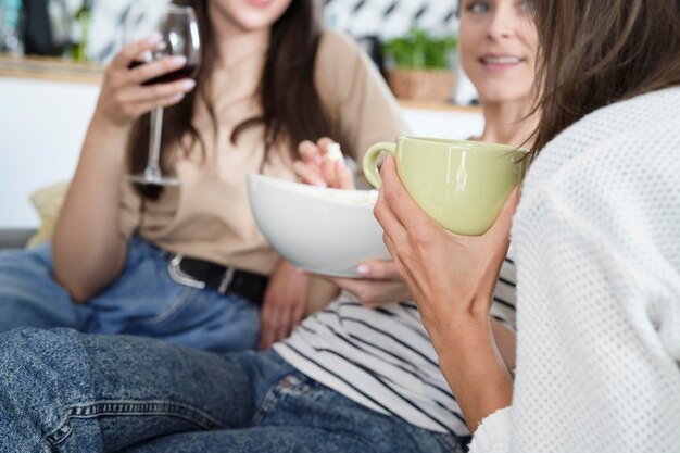 Photo three young females friends chatting at home