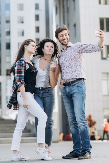 Tre giovani che fanno selfie