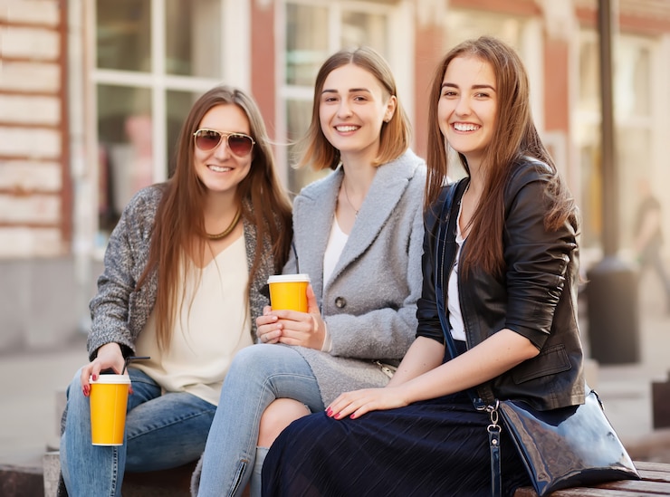 3人の若い女性、カメラに笑顔の親友