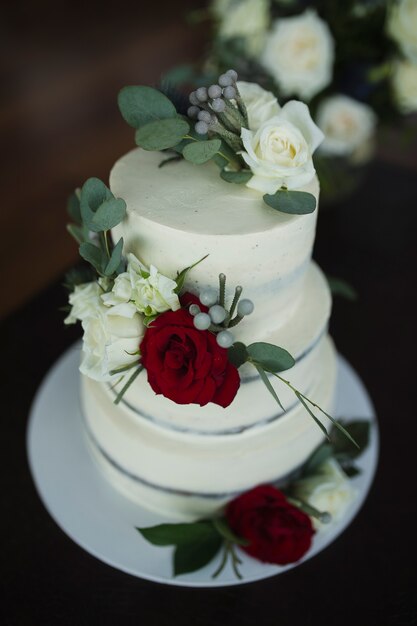 Foto torta nuziale a tre livelli decorata con fiori freschi fashion cake