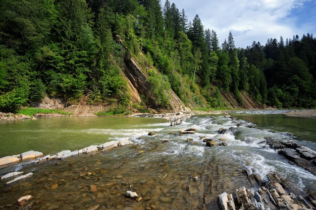 山間の山川の敷居