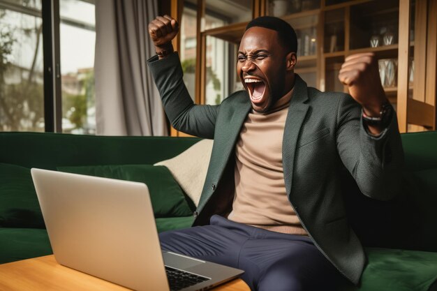 興奮したミレニアル世代の黒人男性が自宅の快適さからオンラインでの勝利を祝います