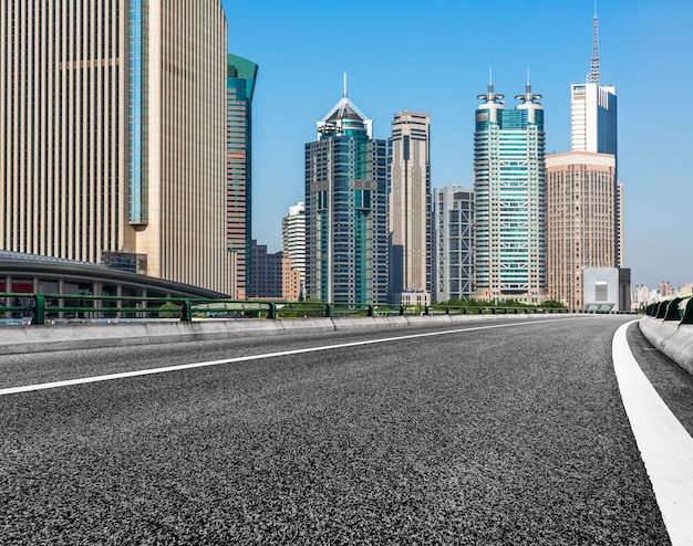 Foto attraverso la costruzione urbana dell'autostrada