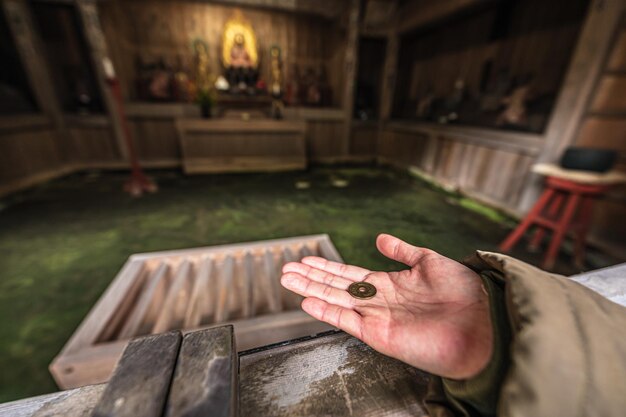 Foto lancia un regalo in un tempio giapponese