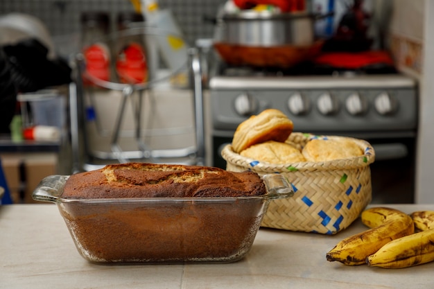 Foto thuis bakken vers gebakken pannenkoeken en koekjes op het aanrecht in een mexicaanse keuken