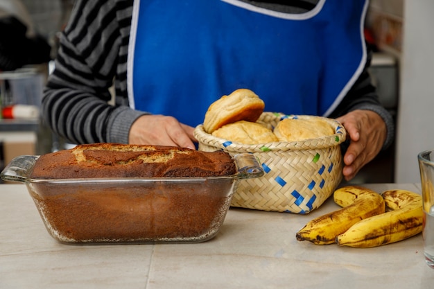 Thuis bakken Vers gebakken pannenkoeken en koekjes op het aanrecht in een Mexicaanse keuken