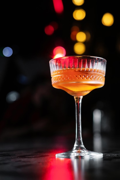 Thuis cocktails maken als een deskundige nachtclubbarman Frisse en sappige kleurrijke zelfgemaakte cocktails