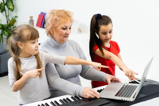 Thuis een muziekinstrument spelen, synthesizer en piano. Online leren.