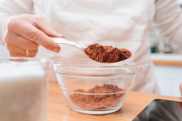 Thuis een toetje maken met cacao als cadeau voor moederdag