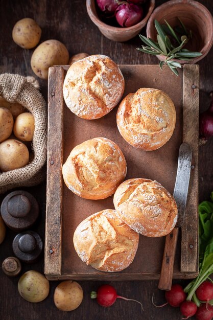 Thuis gebakken volkoren en gezonde aardappelbroodjes