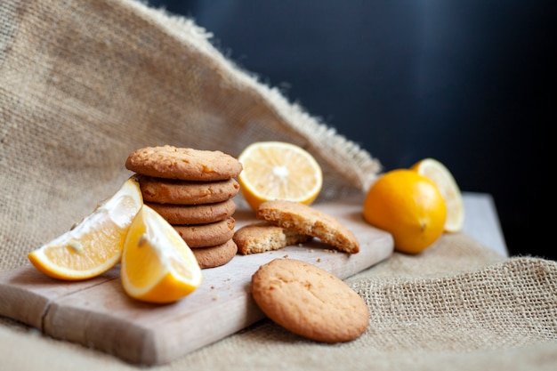 Thuis gemaakte citroenkoekjes, citrus bakken ligt heerlijk op een tafel in een stof, een recept voor fruit bakken