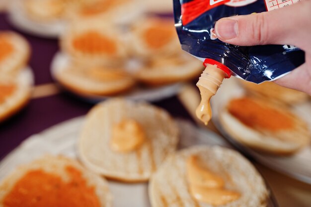 Thuis hamburgers bakken in de keuken tijdens quarantainetijd.