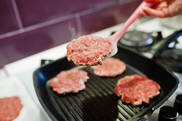 Thuis hamburgers bakken in de keuken tijdens quarantainetijd.