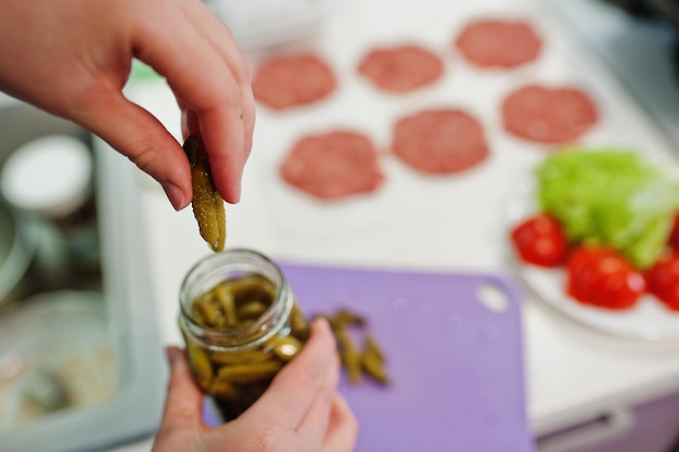 Thuis hamburgers koken in de keuken tijdens quarantainetijd