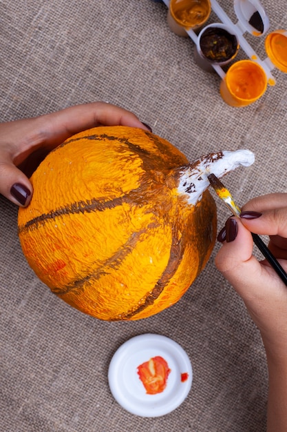 thuis herfst ambachten van papier-maché, pompoen voor Halloween, maakproces