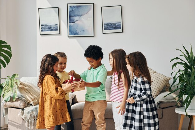 Thuis Kinderen op verjaardagsfeestje binnenshuis hebben plezier samen