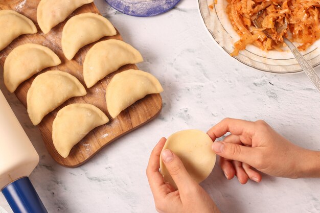 Thuis kokende bollen met kool