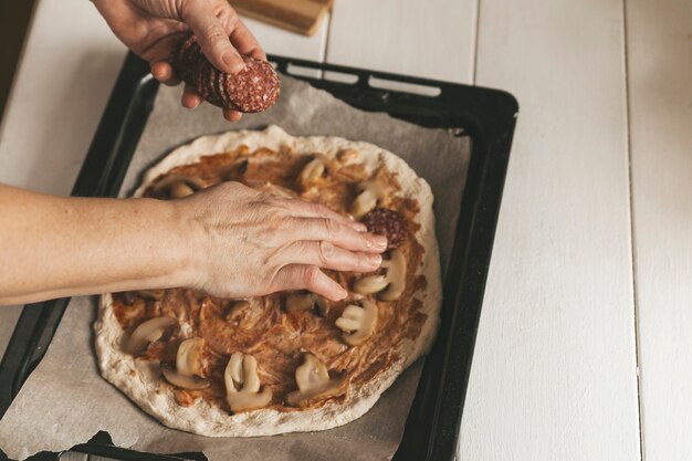 Foto thuis pizza koken