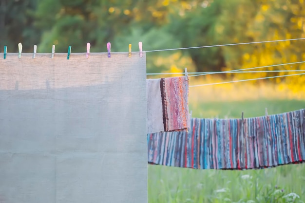 Thuis textiel drogen op waslijn buiten