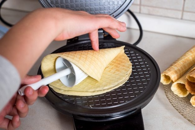 Thuis wafels maken - wafelijzer, beslag in kom en ingrediënten - melk, eieren en bloem. Koken achtergrond.