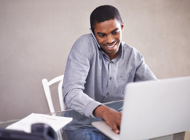 Thuis wat extra uren maken Shot van een knappe jonge man die thuis op zijn laptop werkt