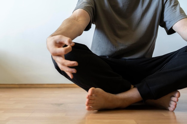 Thuis wat yoga-oefeningen doen een concept van ontspanning en rust