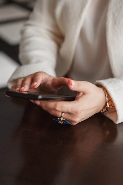 Thuis werken een meisje thuis met een sartphonne in de hand winkel op de bank online winkelen