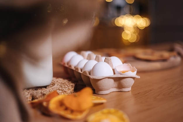 Thuisbakkerij die traditionele feestelijke snoepjes kookt die zich voorbereiden op het maken van peperkoekdeeg op houten