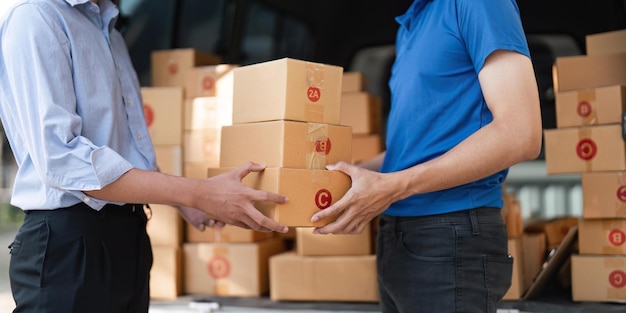 Thuisbezorgservice en werkende servicegeest Man klant hand ontvangt een kartonnen dozen pakket van bezorgdienst koerier levering logistiek concept