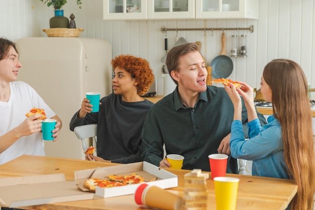 Thuisfeestvrienden die samen tijd doorbrengen met plezier lachen thuis communiceren gelukkig divers gr