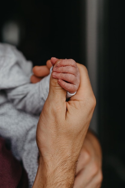 Thuisfoto's van een pasgeboren baby in de armen van een ouder