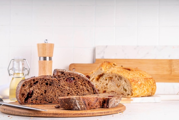 Thuisgemaakt vers gebakken zuurdeegbrood