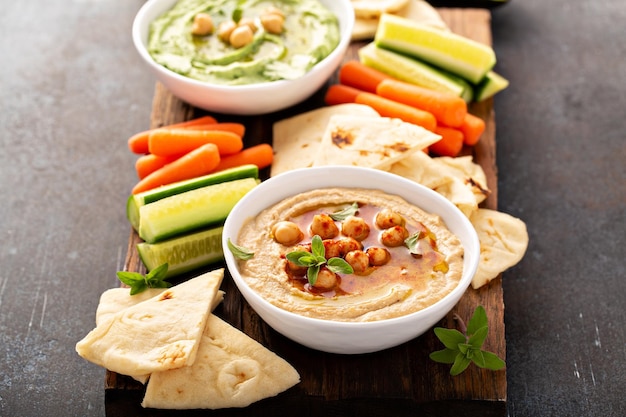 Thuisgemaakte hummus met platbrood.