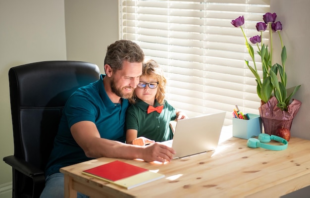 Thuisonderwijs en e-learning terug naar school lachende vader en zoon in glazen gebruiken computer