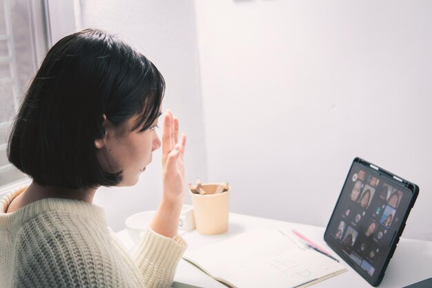 Thuisschool Aziatische student leert online van lockdown en covid 19-epidemie