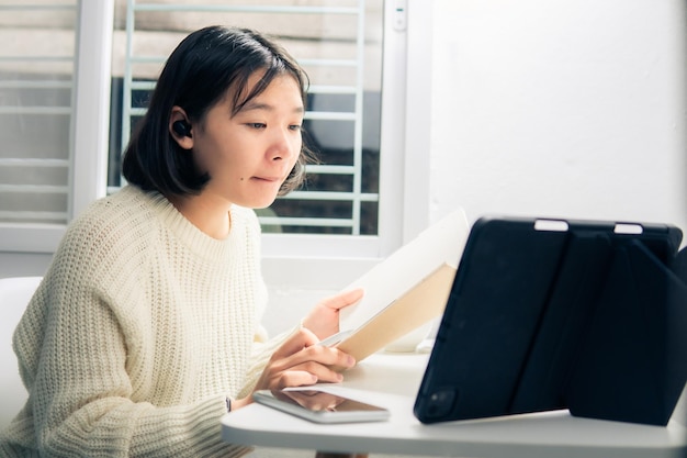 Thuisschool Aziatische student leert online van lockdown en covid 19-epidemie