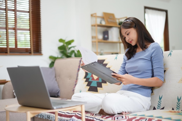 Thuiswerkconcept Zakelijke vrouwen die financiële gegevens in grafieken lezen terwijl ze thuis op afstand werken