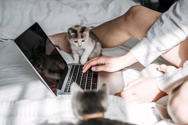 Thuiswerken jobs op afstand online werken thuiskantoor vrouw die op laptop in bed werkt