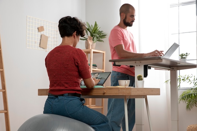 Foto thuiswerken op een ergonomische werkplek