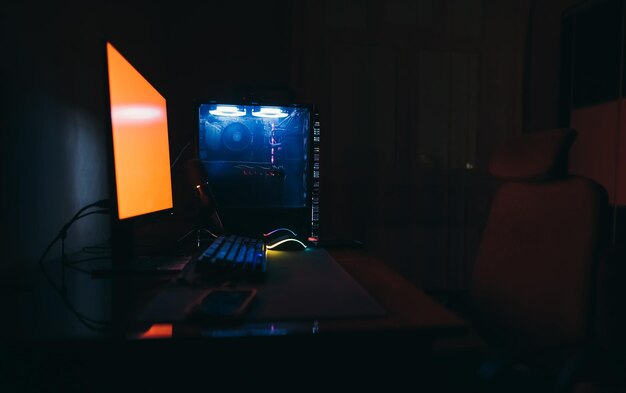 Thuiswerkplek met een mooie computer met blauw licht en een rood scherm