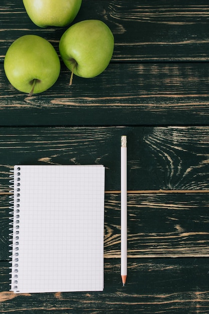 Thuiswerkplek Zwarte houten tafel Thuiskantoor Studentenplek