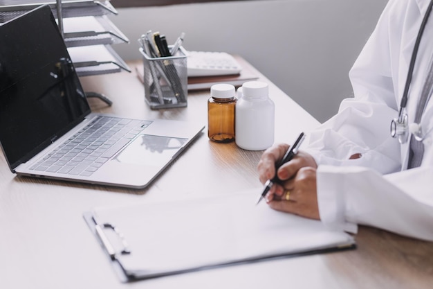 Foto thuiszorg verpleging en ouderen cardiologie gezondheidszorg close-up van jonge spaanse vrouwelijke arts verpleegkundige check volwassen blanke man patiënt hartslag met behulp van stethoscoop tijdens bezoek