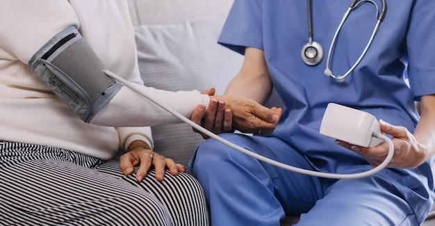 Thuiszorg verpleging en ouderen cardiologie gezondheidszorg Close-up van jonge Spaanse vrouwelijke arts verpleegkundige check volwassen blanke man patiënt hartslag met behulp van stethoscoop tijdens bezoek