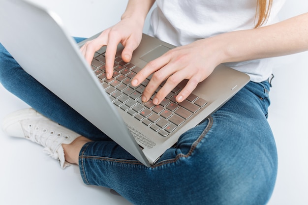 Le ragazze dei pollici si chiudono, si premono i tasti del laptop