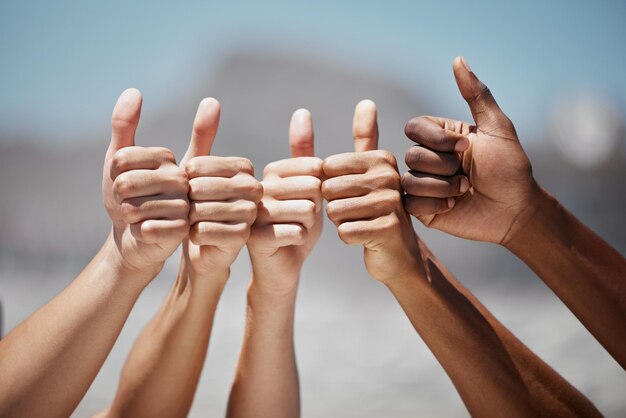 Foto evviva gli amici e le mani degli sportivi a sostegno dell'esercizio fisico e di uno stile di vita sano in primo piano mano sportiva all'aperto e successo grazie all'allenamento di gruppo allenamento cardio e benessere e attività