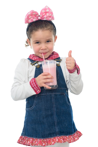 Thump up young girl bere fragola milk shake