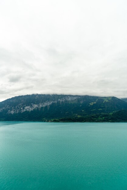 Thun Lake met bewolkt