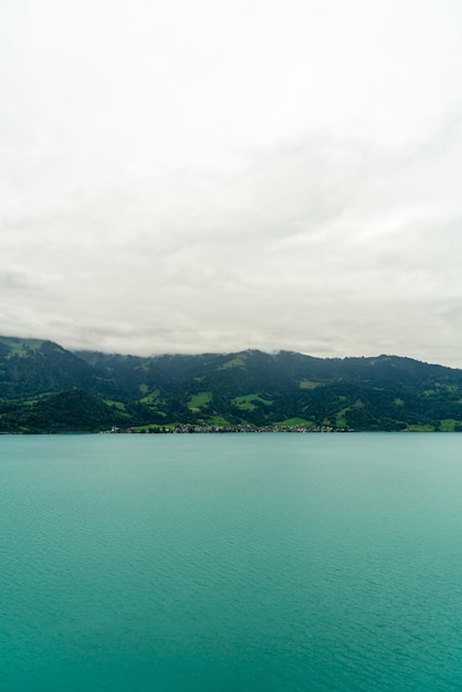 Thun Lake met bewolkt