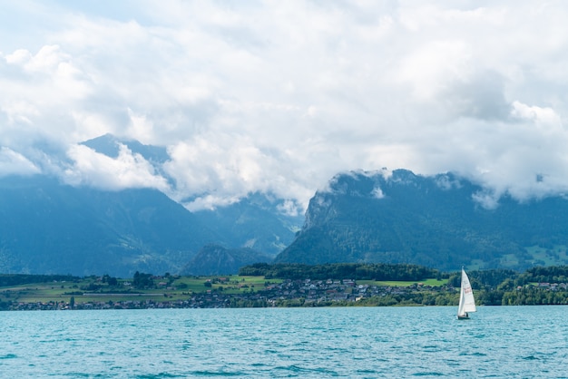 スイスの山とトゥーン湖