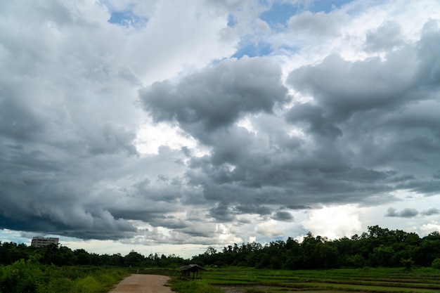 Cielo temporalesco nuvole di pioggia